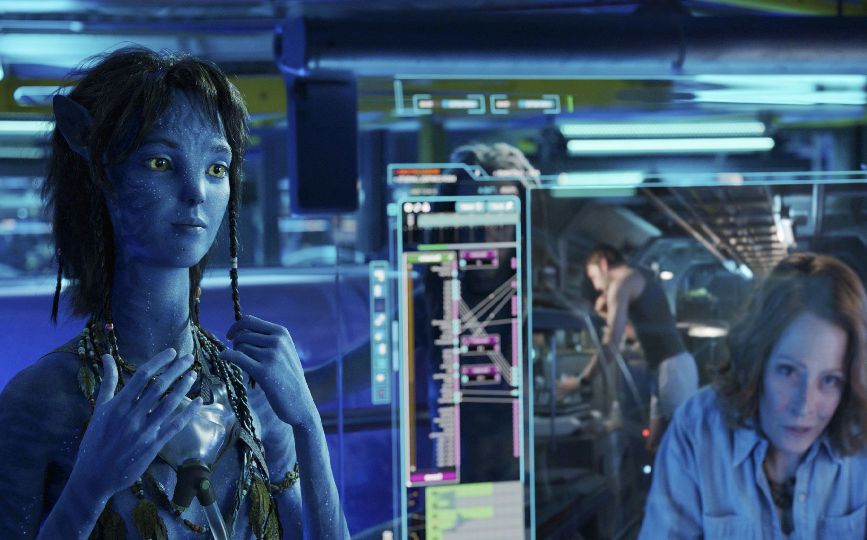 (L-R): Kiri and Sigourney Weaver as Dr. Grace Augustine in 20th Century Studios' AVATAR: THE WAY OF WATER. Photo courtesy of 20th Century Studios. © 2022 20th Century Studios. All Rights Reserved.